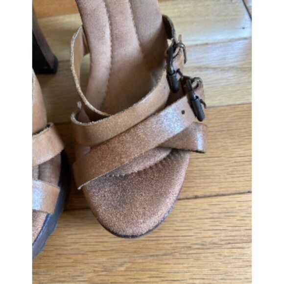 Clarks Tan Brown Suede Strappy Sandals With Memory Fit Cushion Size 8M - Picture 3 of 11